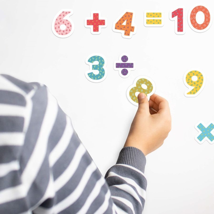 Apli igra s drvenim brojevima i znakovima na magnet